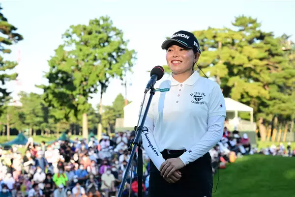 オーセンティックアメリカンアスレチックウェア ブランド Champion（チャンピオン）サポートプロゴルファー 勝 みなみ選手が日本女子オープンゴルフ選手権で、史上3人目となる大会2連覇を達成