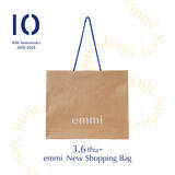 「【emmi】ブランド創立10周年を迎えショッピングバッグをリニューアル　ミニマルなデザインでブランドのスピリットを体現する仕様に」の画像1