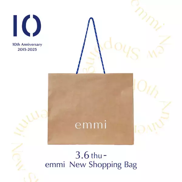 「【emmi】ブランド創立10周年を迎えショッピングバッグをリニューアル　ミニマルなデザインでブランドのスピリットを体現する仕様に」の画像