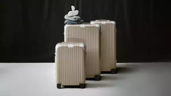 【RIMOWA】「Hybrid」コレクションに新色「ストーン ベージュ」が登場