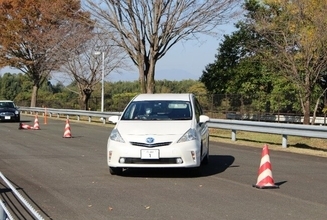 【JAF熊本】「公道では体験できない」スラローム走行や危険回避体験で運転技量を再確認