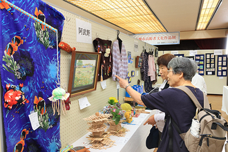60歳以上の高槻市民の力作が並ぶ「高齢者文化作品展」を開催
