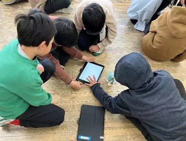 「学習の“パートナー”として地元福島県南相馬市で愛されてきた「あるくメカトロウィーゴ」。プログラミングロボットの可能性を南相馬市から世界へ繋ぐ。」の画像