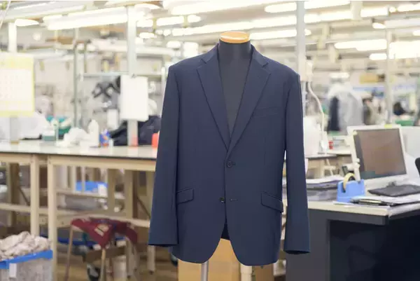 【新商品】１００％リサイクル糸のサスティナブルスーツ誕生。ＳＤＧｓと「着たまま踊れるほどの動きやすさ」を追求、国内縫製工場が自社ブランド立ち上げへ。