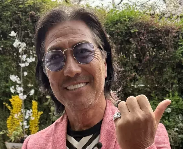 【RoseKnight】美容界のカリスマ、アースホールディングス代表 國分利治 氏がローズナイトの象徴的モデル「An eternally beautiful world／永遠に美しい世界」を着用。