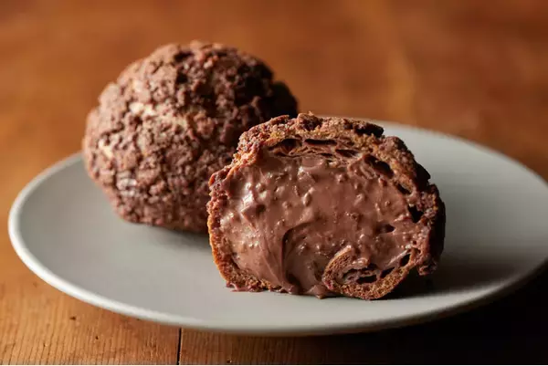 紫に恋するバレンタイン　オーガニックシュガーで仕立てた、花咲くフラワーケーキ「バレンタイン パープルホワイトチョコレート・ストロベリーショートケーキ」