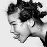 「スウェーデンはストックホルムを拠点に活動する写真家、Jann Lipkaによる 1993年のBjorkを捉えた、歴史的ポートレートが Tシャツとしてリリース」の画像1