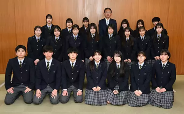 槻の木高校ダンス部がストリートダンスの全国大会出場を高槻市長に報告