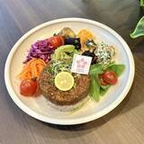 「ヘルシーカフェ さくらテラスに新メニュー登場！ヴィーガンドライカレー&クリスマスガトーショコラ」の画像1