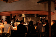 広島駅北口に「火を囲む劇場型酒場」誕生。広島の居酒屋「バルタン」12年の集大成「火ノ告」が7月7日開業