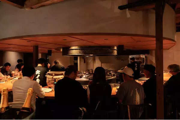 広島駅北口に「火を囲む劇場型酒場」誕生。広島の居酒屋「バルタン」12年の集大成「火ノ告」が7月7日開業