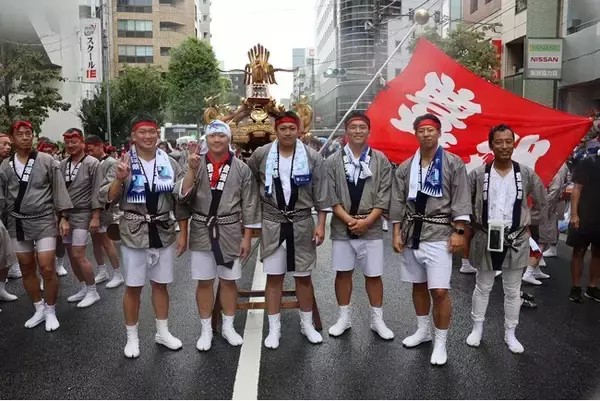 神輿を担いで、地元とつながる――ラグビーリーグワン清水建設江東ブルーシャークスの選手が深川八幡祭りに参加