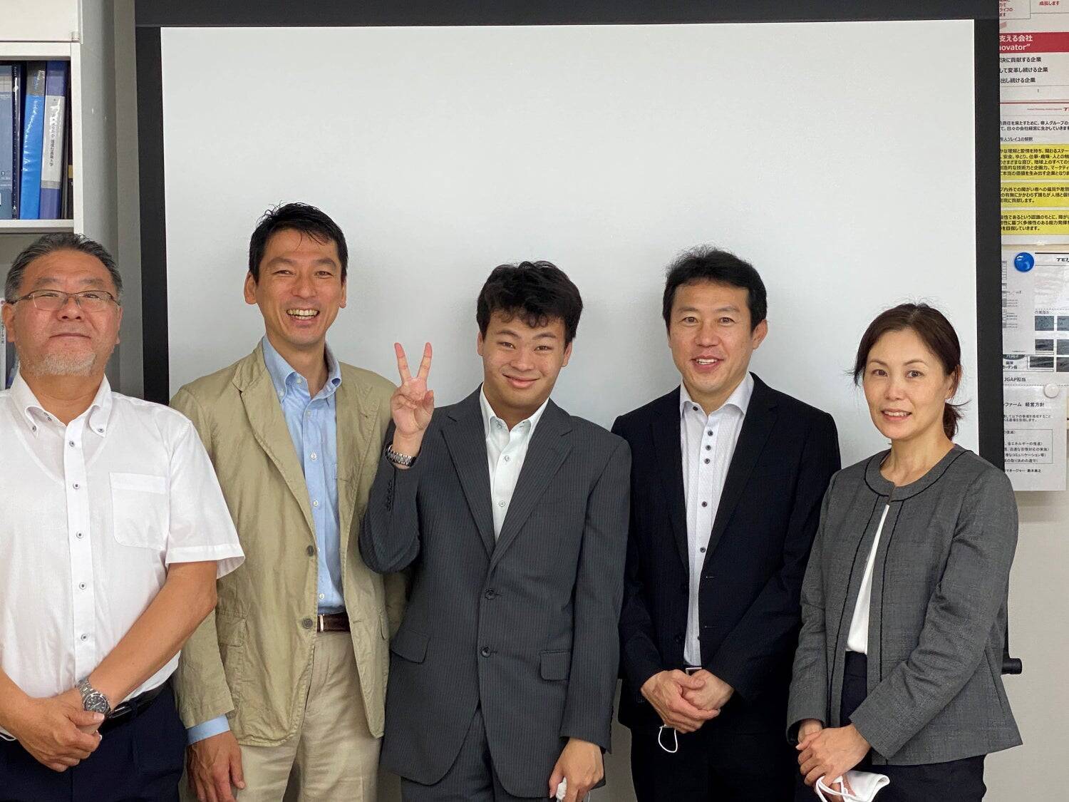父としての絶望が、社会を変えた。障がい者が主役の職場  ― 重度知的障害の息子が活躍する、胡蝶蘭の生産現場 ―