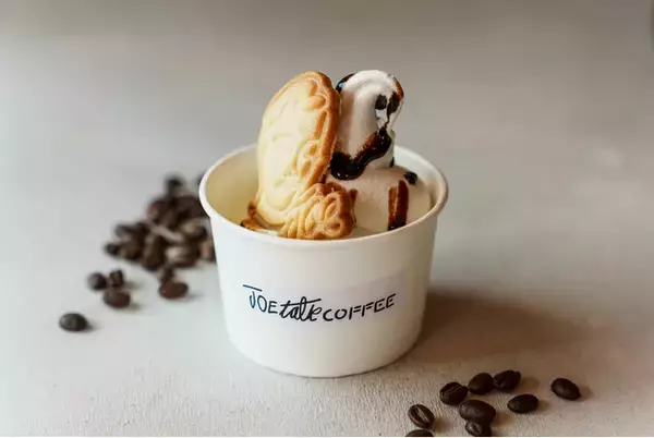 まるでアーモンドミルクラテのような味わいが楽しめる！JOE TALK COFFEEの新スイーツ「アーモンドミルクのソフトクリーム」3月21日より販売開始