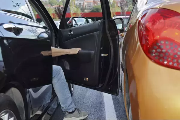 ドアパンチとは何か？基本知識と事例　ドアパンチ事故の実態調査を公開　他車特定の難しさが浮き彫りに　法科学鑑定研究所