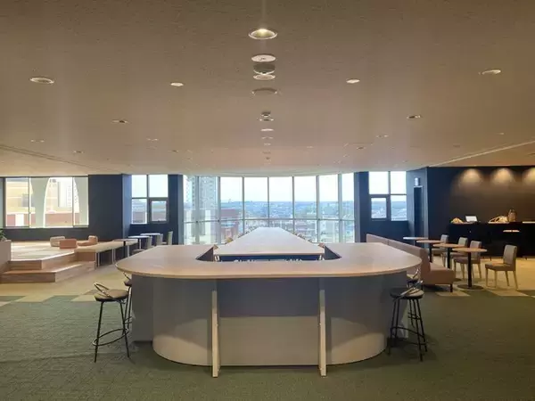 丸天産業、就活早期化時代の実践教育に参画、学部横断の中京大生22名が企業3社と協働してデザインした学生ラウンジがリニューアルオープン