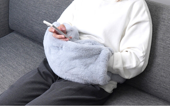 手もお腹も温めながらスマホ操作ができる「ながら暖房」。使い方自在の3WAYヒーター『おなかぽかぽかポッケ』を発売