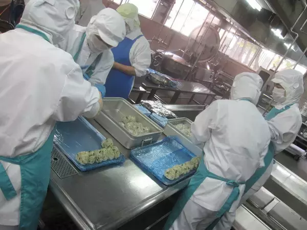 「はじめての学校給食」に新一年生が慣れるまで、配膳の課題を「おにぎり給食」で改善