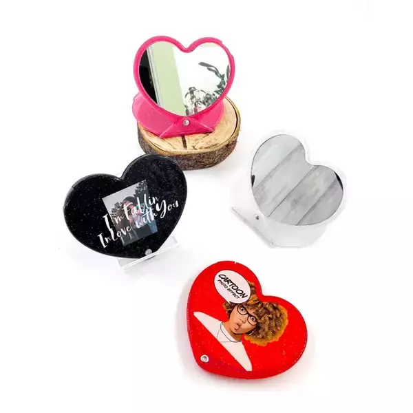 ME-Q（メーク）は、ラメ入りスライドミラーを1個からオリジナル作成・印刷するサービスを開始しました。（2023/04/21から販売開始）