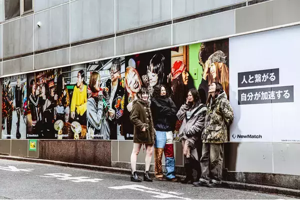 渋谷・道玄坂にNewMatchが初の全長10mの超大型OOHビジュアルを公開
