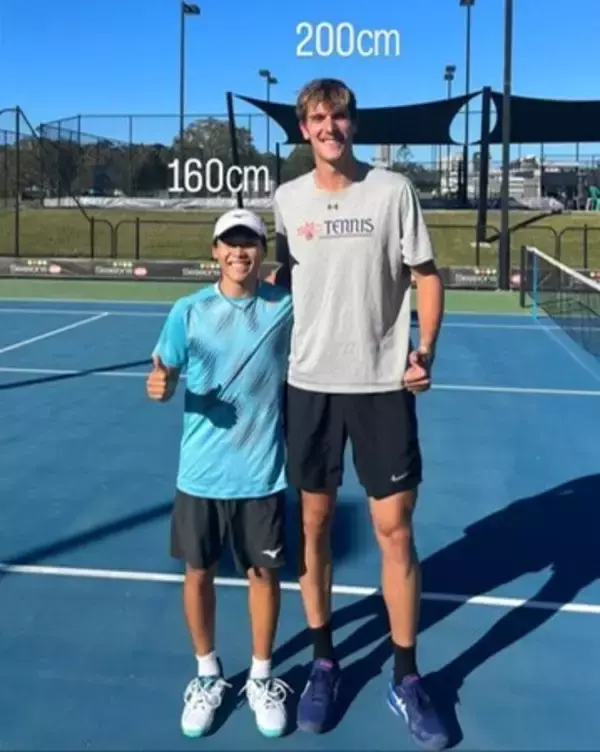 身長200cmの選手が活躍する世界トップのテニス界　160cmで世界へ挑戦するプロテニスプレーヤー松田龍樹選手とノアインドアステージが契約締結