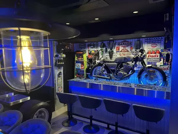 工具とパーツが埋め込まれた巨大レジンアートテーブルが 「TOOLS BAR」に登場!