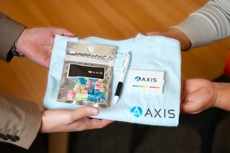 社員一人ひとりがブランドアンバサダー「AXISブランドアンバサダーチャレンジ」 ～5,000個の新ロゴグッズ活用でブランド浸透～