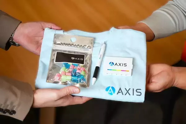社員一人ひとりがブランドアンバサダー「AXISブランドアンバサダーチャレンジ」 ～5,000個の新ロゴグッズ活用でブランド浸透～