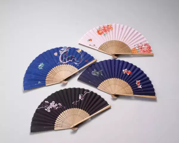 伝統が息づく九谷焼作家のデザイン。日本らしく繊細で美しい絵柄の扇子セットを新発売。