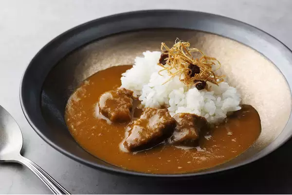 名誉総料理長 鎌田昭男が監修するホテル自慢のカレーがレトルトになって登場！Grand Chef AKIO KAMATA「THE BEEF CURRY」2025年6月1日(日)より販売開始