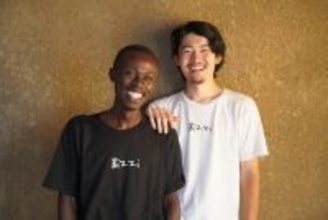 1人の大学生がルワンダのスラムで生まれ育ったアーティストと2人で創り上げるBizziとは。作品に込められた想い。現状から抜け出すためには。