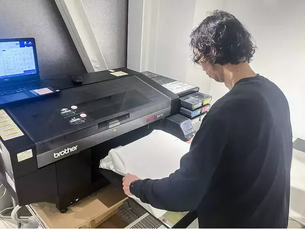 累計販売枚数35,000枚以上の実績を誇る「即日プリントサービス」を、2月19日（月）よりプラスワン岡山店で開始！