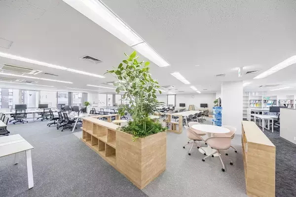 「出社する意味はオフィスでつくれるのか？ WOOCが新オフィスで実践する4つの行動指針」の画像