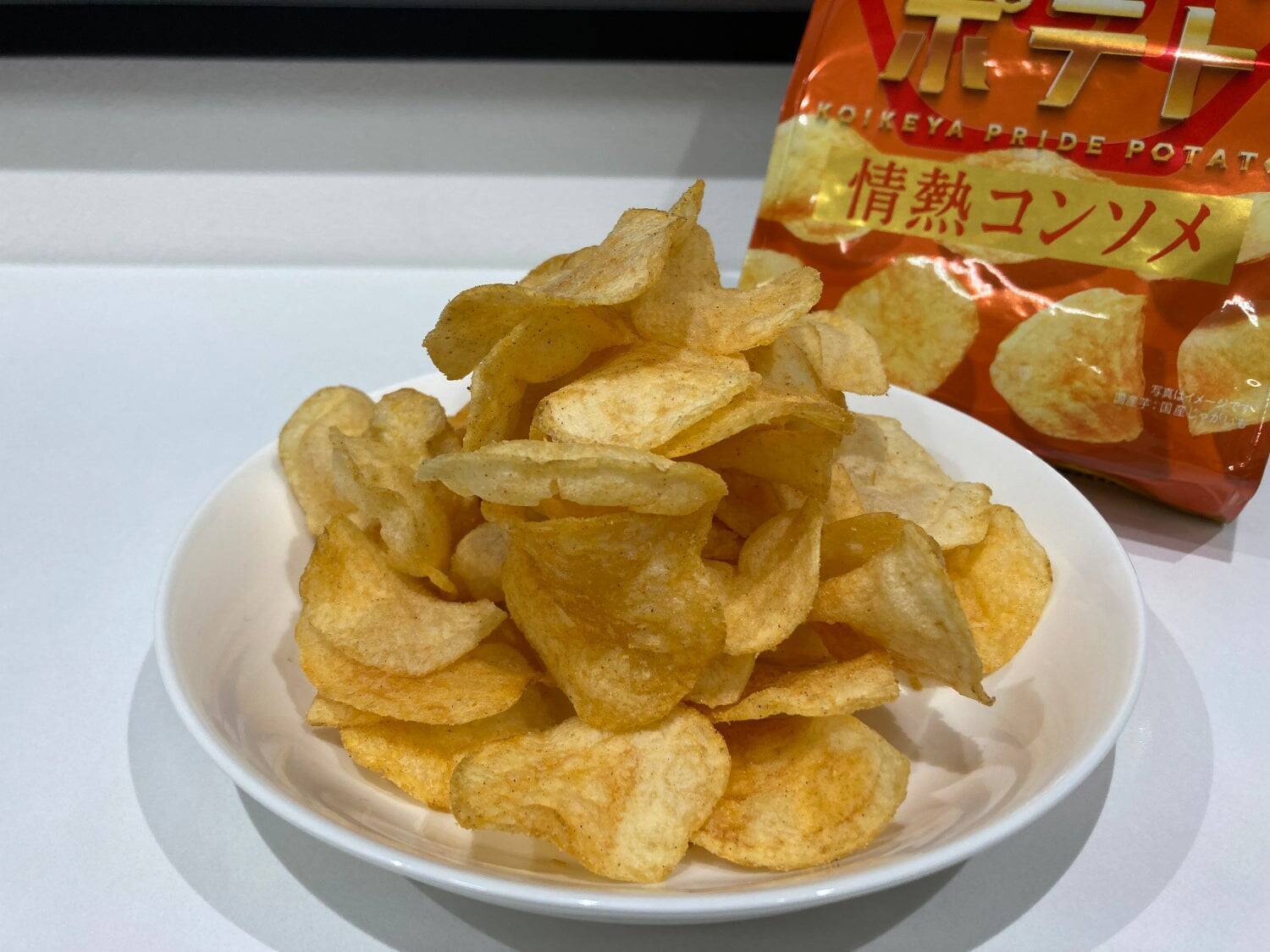 唯一の死角「連食性」を克服！10年目の「湖池屋プライドポテト」が常識破りの大刷新。大人を唸らせる新定番「情熱コンソメ」を加え、プレミアムと日常の“両取り”へ挑む、超絶難易度の開発ストーリー。