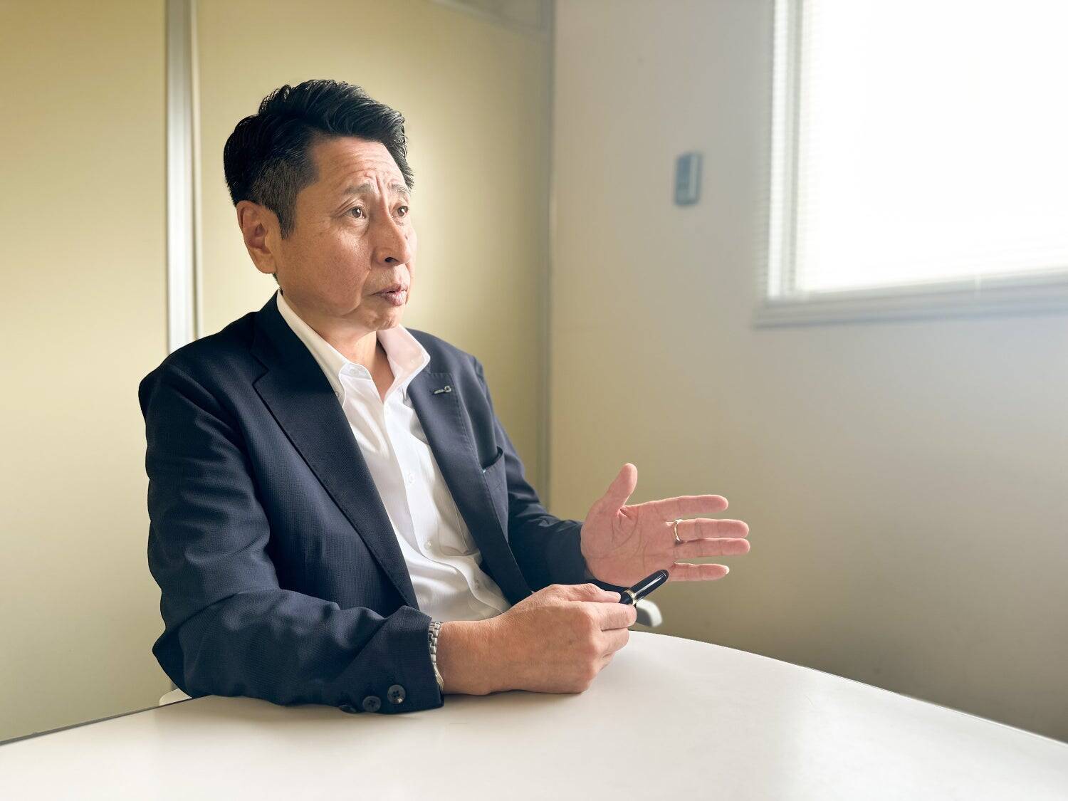 創業74年を迎えた日本電子の生産部門が「HiPro Direct」を通じてプロ人材の活用をスタート。社内から一歩引いた客観的な視点と高度な専門性が課題解決の鍵に。