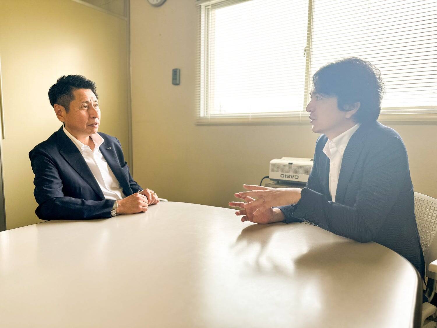 創業74年を迎えた日本電子の生産部門が「HiPro Direct」を通じてプロ人材の活用をスタート。社内から一歩引いた客観的な視点と高度な専門性が課題解決の鍵に。