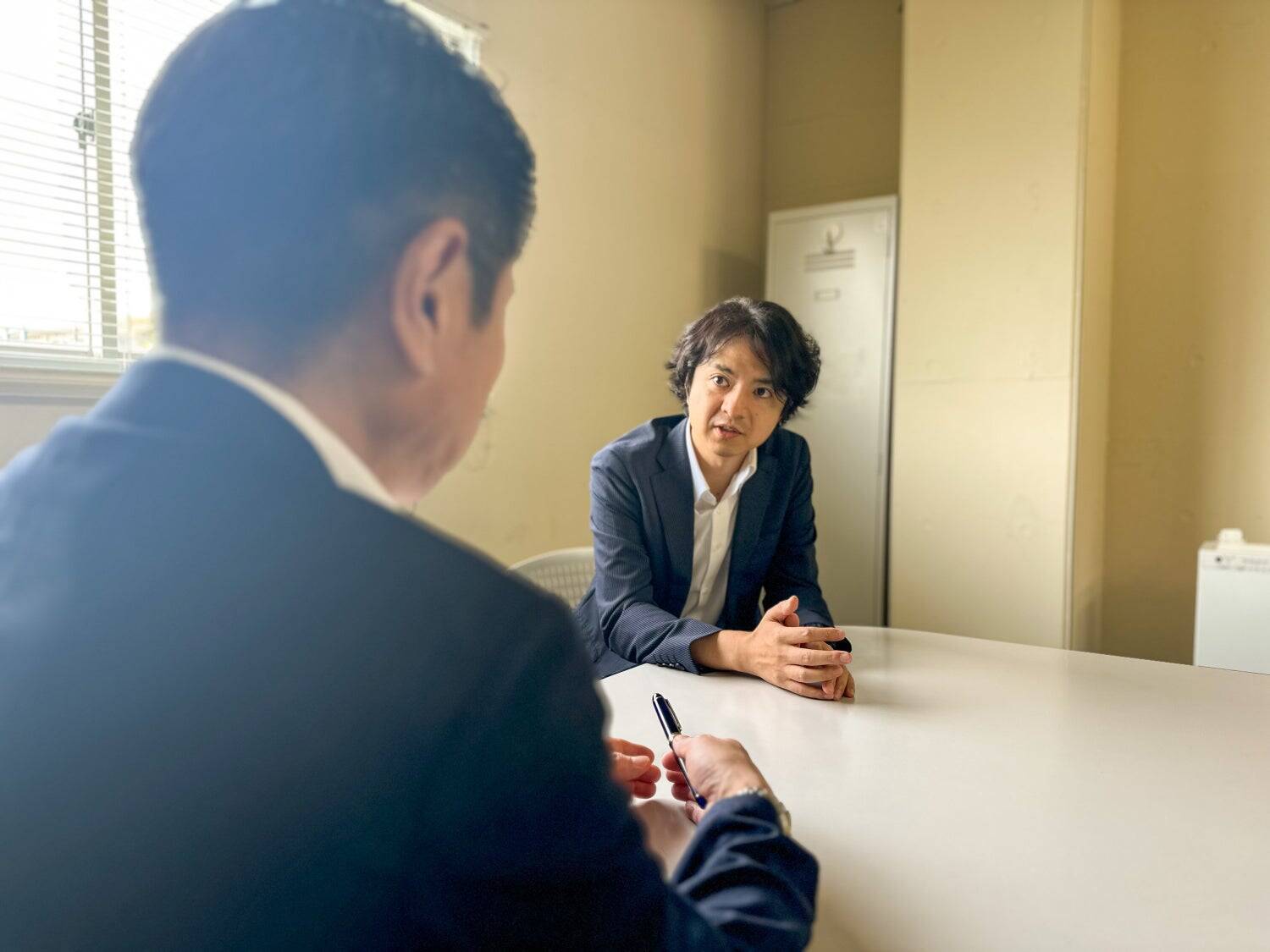 創業74年を迎えた日本電子の生産部門が「HiPro Direct」を通じてプロ人材の活用をスタート。社内から一歩引いた客観的な視点と高度な専門性が課題解決の鍵に。