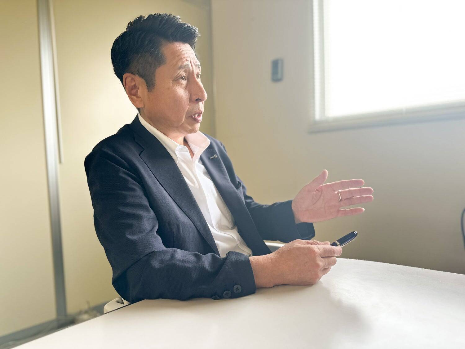 創業74年を迎えた日本電子の生産部門が「HiPro Direct」を通じてプロ人材の活用をスタート。社内から一歩引いた客観的な視点と高度な専門性が課題解決の鍵に。