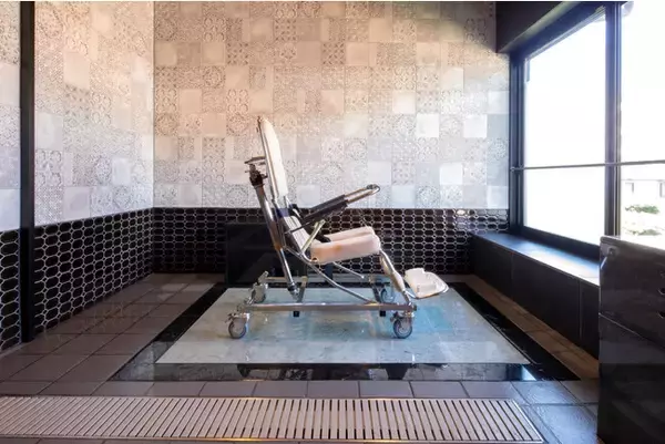 「車椅子でも温泉快適プラン」販売開始。車椅子のまま入浴できる【昇降式貸切温泉】の利用特典がついた車椅子利用客向けの特別宿泊プラン（上諏訪温泉  しんゆ）