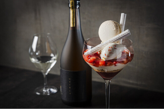 完全会員制パフェバー「Remake easy」、3月限定「桜と日本酒"コメノカジツ"の酒粕マカロンパフェ」が登場、北海道産酒米「きたしずく」から生まれた限定日本酒と苺が重なる春の一杯。