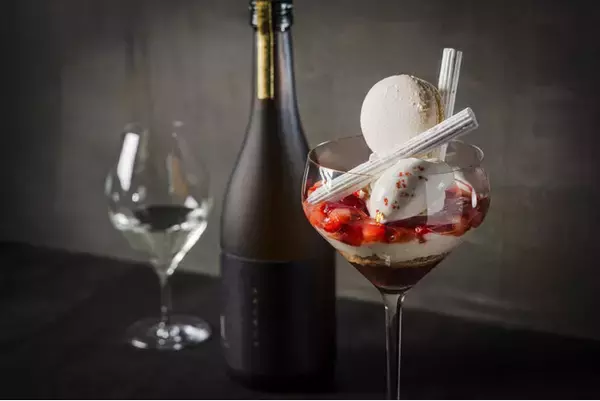 完全会員制パフェバー「Remake easy」、3月限定「桜と日本酒"コメノカジツ"の酒粕マカロンパフェ」が登場、北海道産酒米「きたしずく」から生まれた限定日本酒と苺が重なる春の一杯。