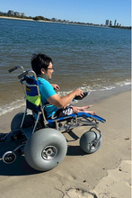 8月15日（土）から奄美大島で開催！ビーチ用電動車いすで砂浜へ出る「出航！こども船長」を実施