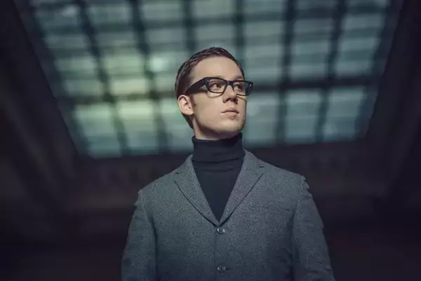 海外ドラマ 『ハリー・パーマー　国際諜報局』 ハリー・パーマーの人物像を掘り下げる貴重映像解禁！さらに“黒縁メガネ”との出会いを明かすインタビューテキスト、英国スーツスタイル新画像を大公開