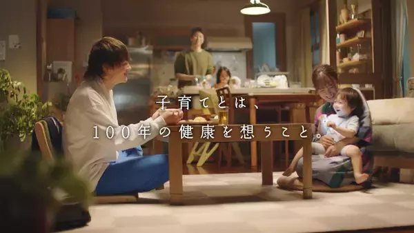 「大沢あかねさん、佐野勇斗さんが姉弟役で初共演　実は佐野さんも育児経験アリ！？赤ちゃんとのCM撮影でさすがのママ力を発揮する大沢あかねさんとあやし上手の佐野さんに注目」の画像