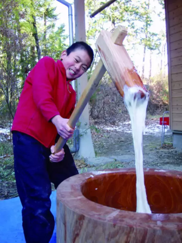 ＼こもりがちな冬休みこそアウトドア！／　薪割りにそり滑り、もちつきも！仲間と過ごす里山体験キャンプ、参加者募集中！