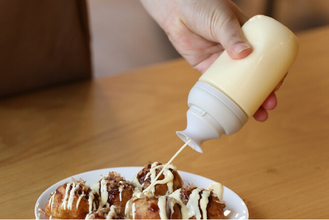 【新商品】押した分だけ注げるから、量を調整しやすい“プッシュ式調味料ボトル”が登場