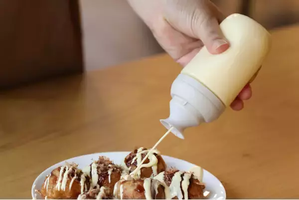 【新商品】押した分だけ注げるから、量を調整しやすい“プッシュ式調味料ボトル”が登場