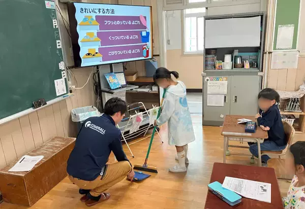 清掃のプロが先生と保護者の「代弁者」に。子どもたちの自立心と思いやりを育む「お掃除の出前授業」