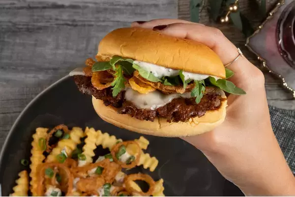 【Shake Shack】オリジナルワインとのペアリングもおすすめ！ホリデーシーズンにぴったりな特別メニュー「ブラックトリュフバーガー」と「ブラックトリュフフライ」を期間限定販売