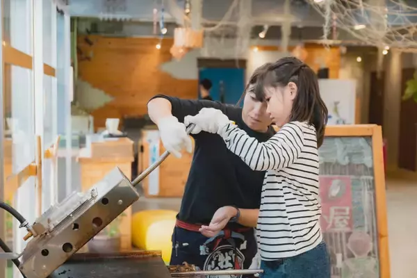 【愛知・知多半島】牡蠣小屋で牡蠣をぺったんこ！”焼きたて牡蠣せんべい作り体験”が今だけ期間限定で半額開催！